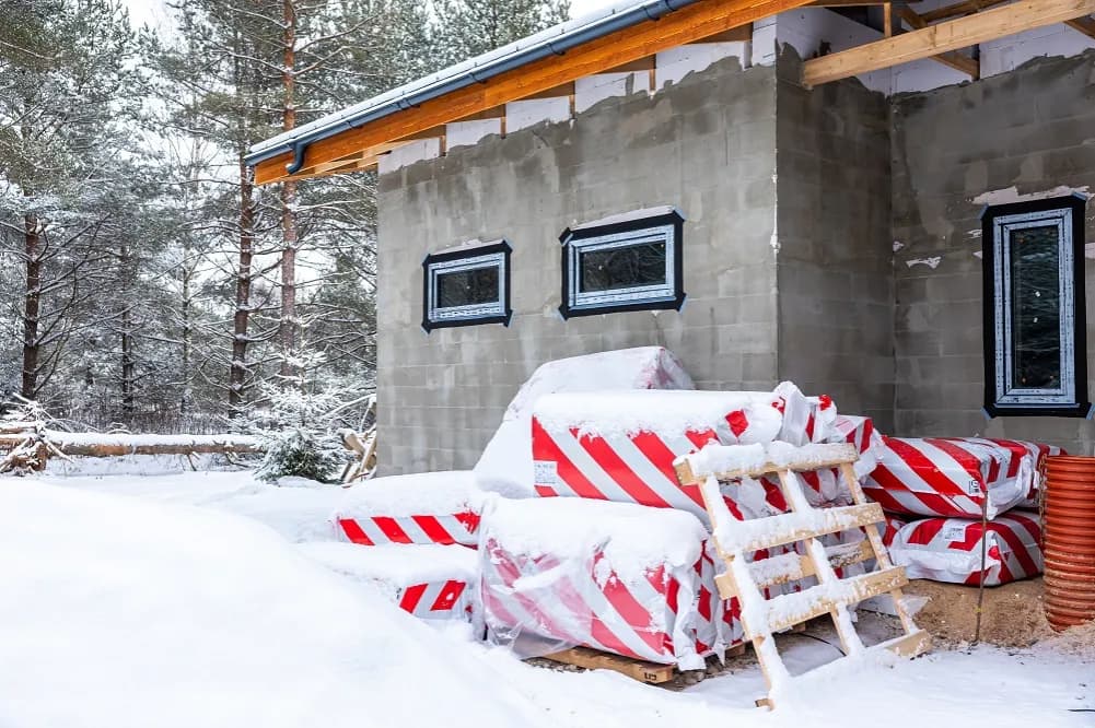 Jak zabezpieczyć strop na zimę, aby uniknąć kosztownych uszkodzeń