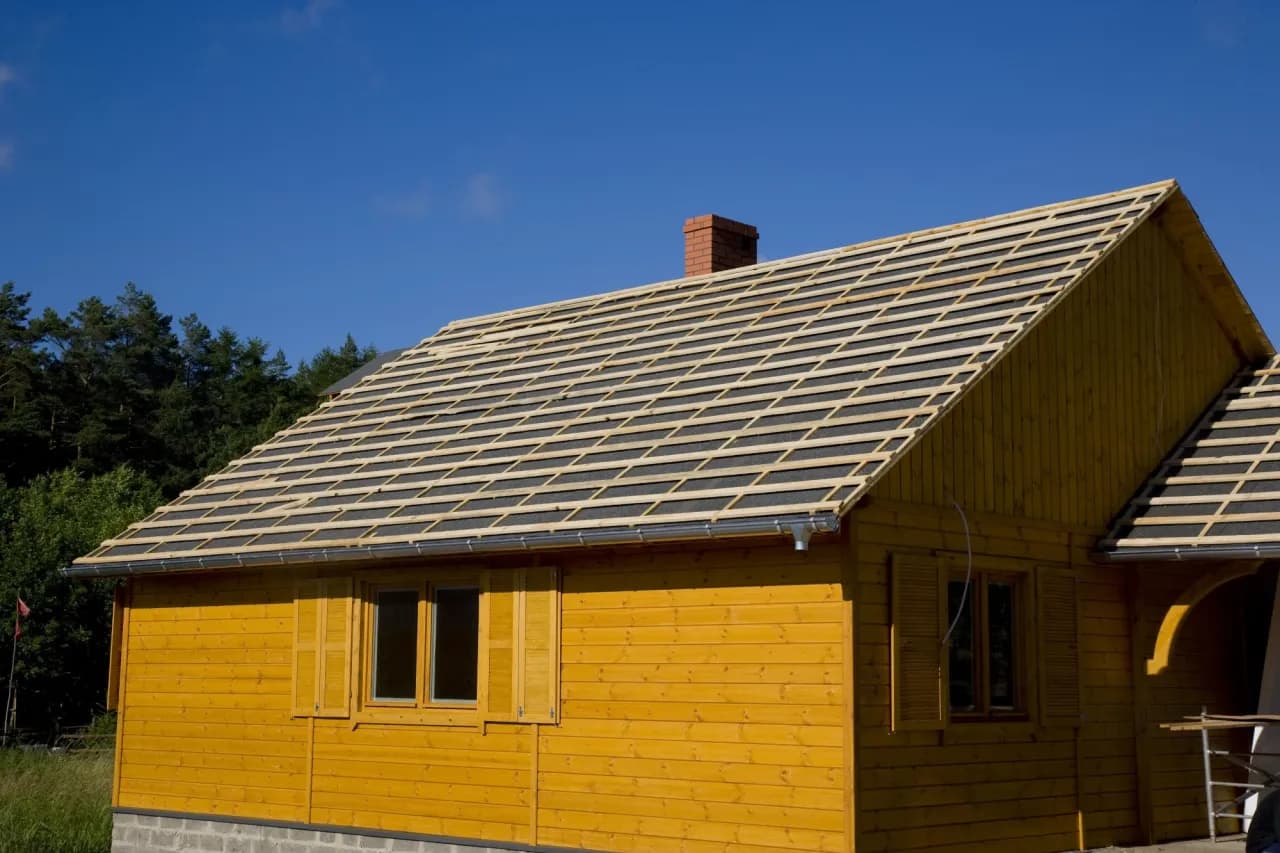 Co to jest papa dachowa imitująca dachówkę? Poznaj cechy i zalety tego materiału