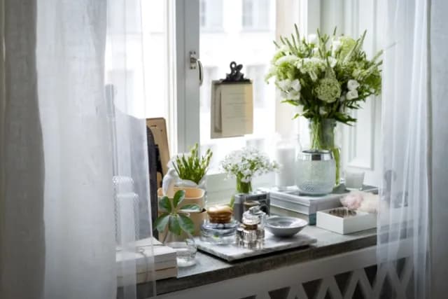 Jak ozdobić parapet w salonie – proste pomysły na stylową dekorację