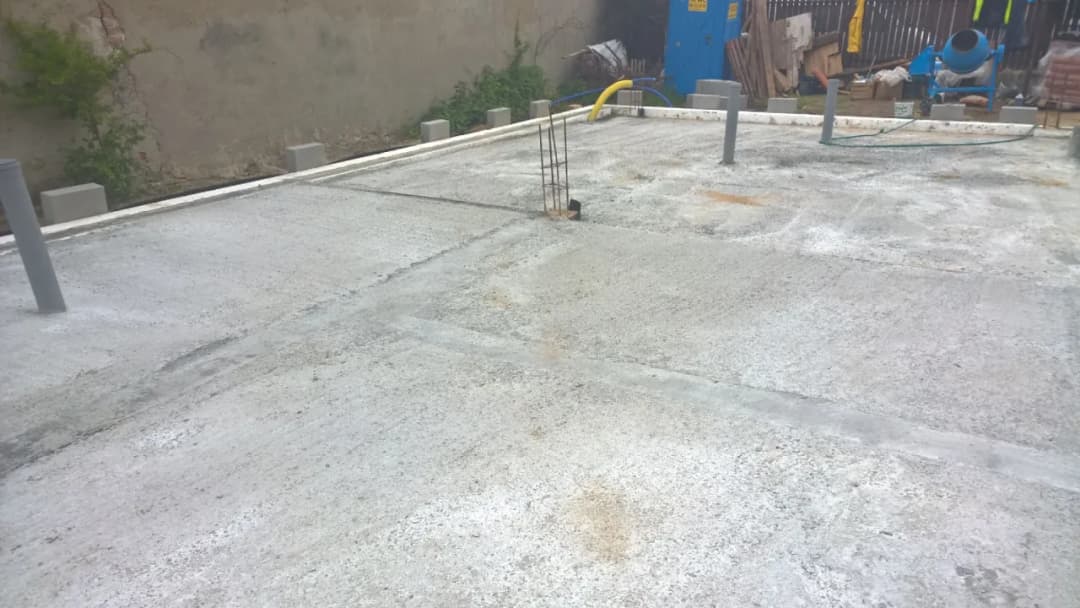 Po jakim czasie można rozszalować strop, aby uniknąć problemów?