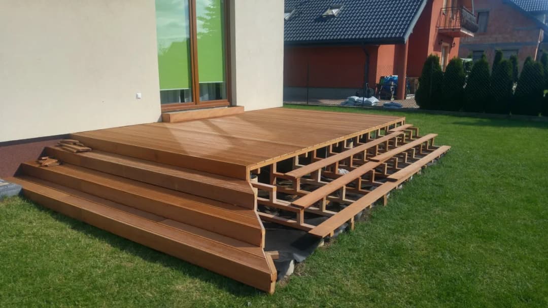 Jakie drewno na konstrukcję tarasu wybrać, aby uniknąć błędów i kosztownych napraw?