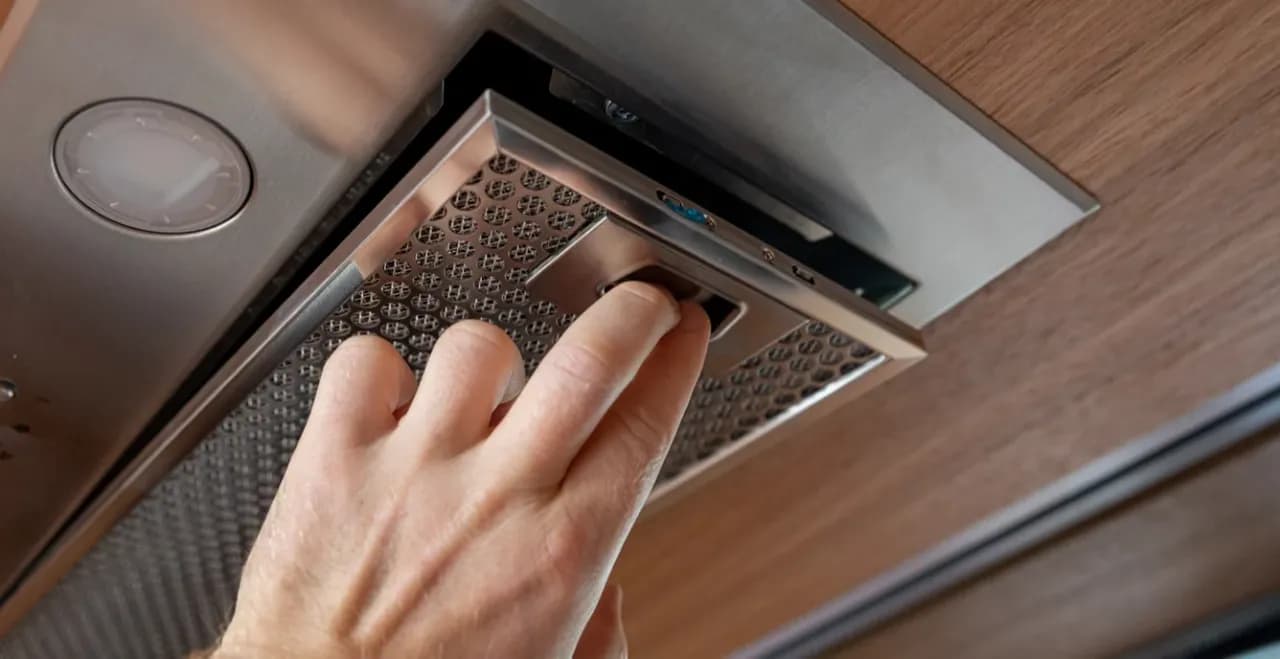 Jak zamontować okap kuchenny w obiegu zamkniętym - poradnik montażu krok po kroku