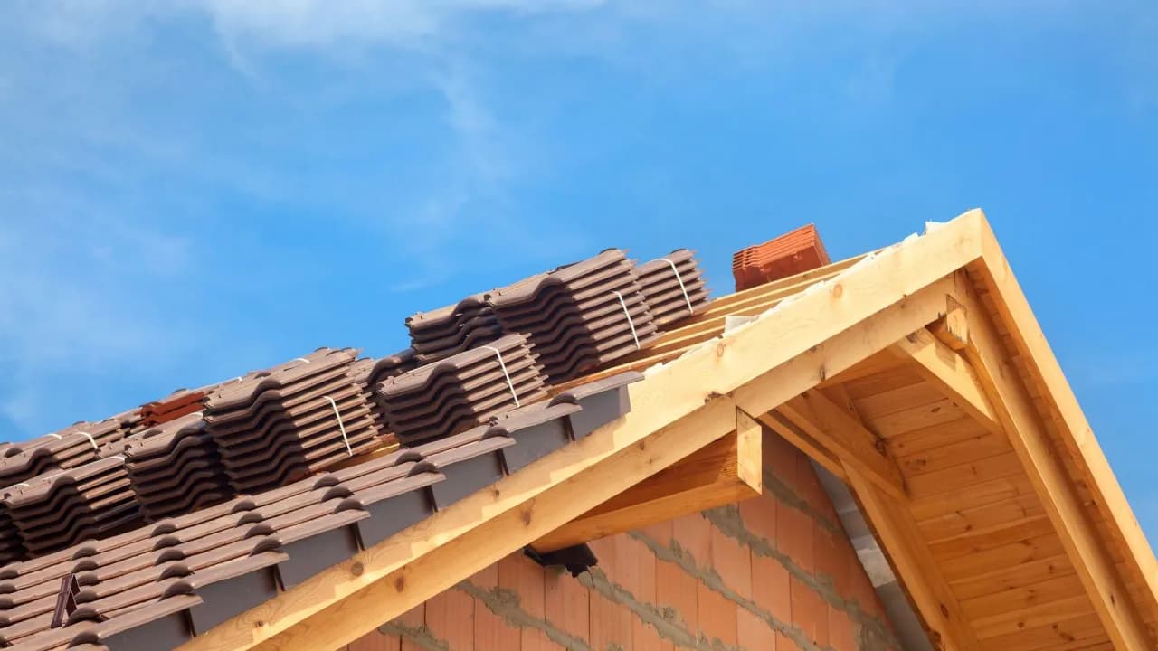 Poznaj najlepszą dachówkę ceramiczną: ranking 4 topowych modeli na rynek