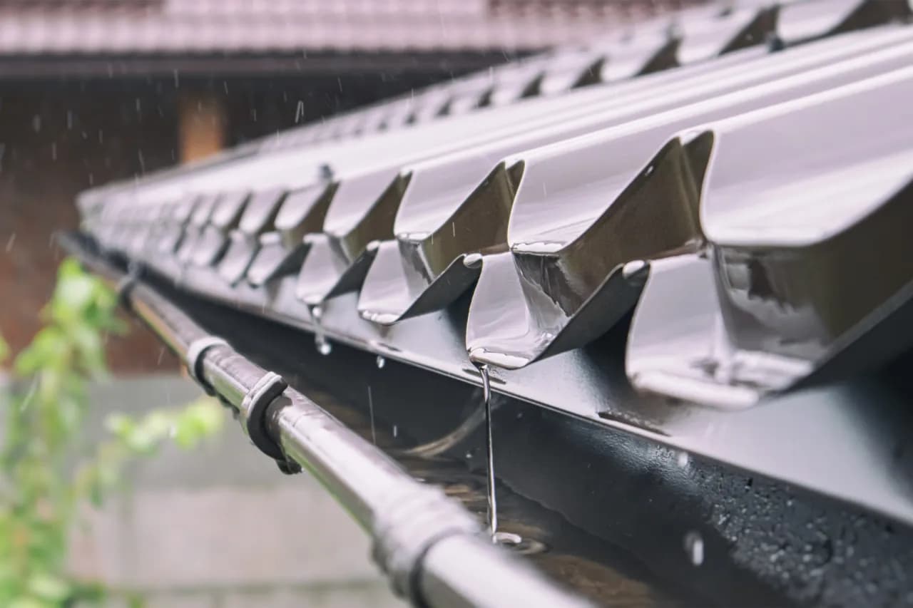 Rynna 75 do jakiego dachu – uniknij problemów z odprowadzaniem wody