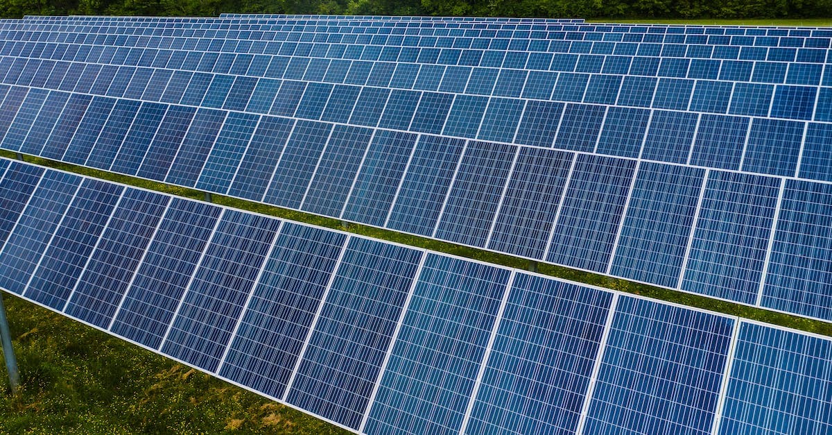 Fotowoltaika na gruncie - ile kosztuje montaż i instalacja? Panel PV na działce to opłacalne źródło energii