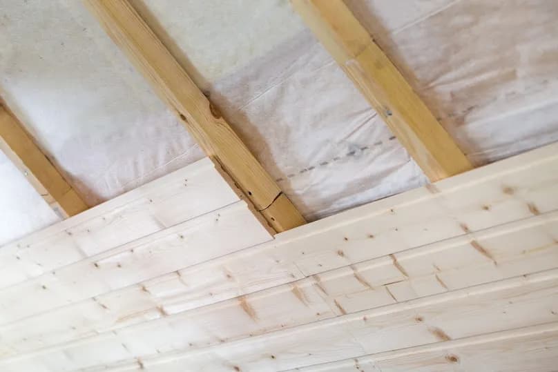 Jaką folię pod wełnę mineralną na strop wybrać, aby uniknąć wilgoci?