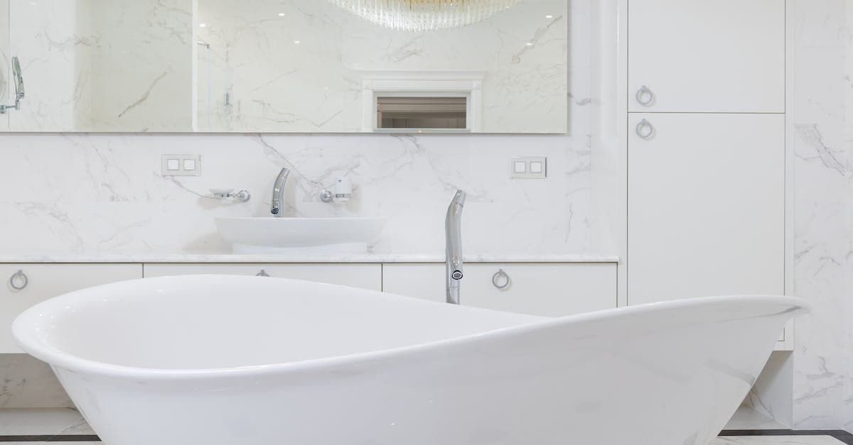 Ile kosztuje wykończenie łazienki w 2023? Sprawdź koszty robocizny i materiałów