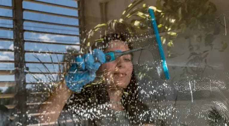 Jak myć okna parownicą - proste sposoby na idealnie czyste szyby