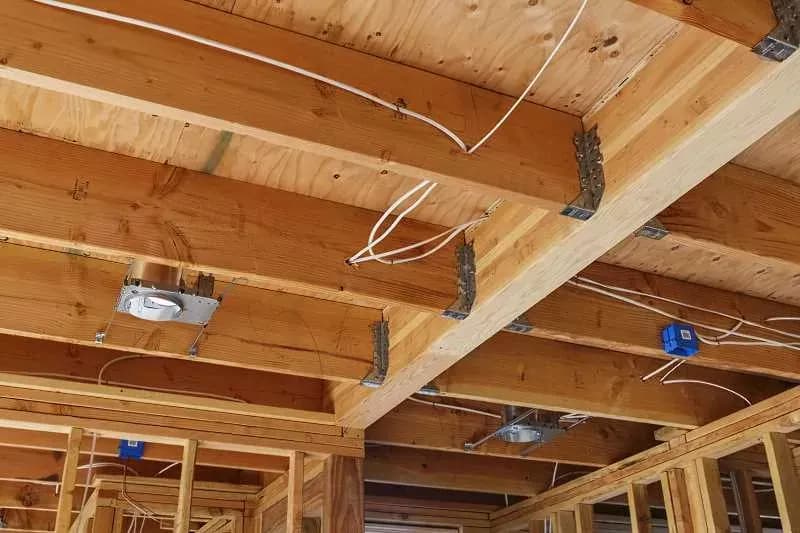 Strop drewniany czy betonowy – który wybrać? Porównanie zalet, wad i kosztów
