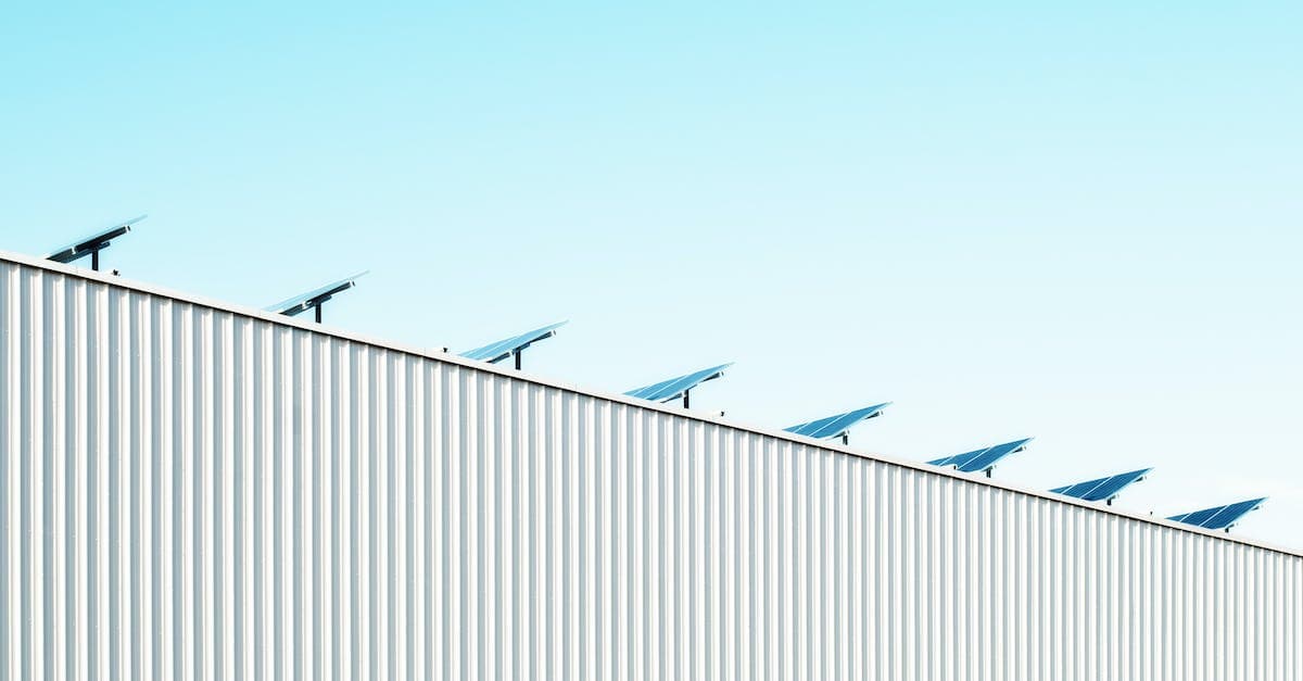 Zestaw fotowoltaiczny na działkę - jak wybrać najlepszy system solarny?