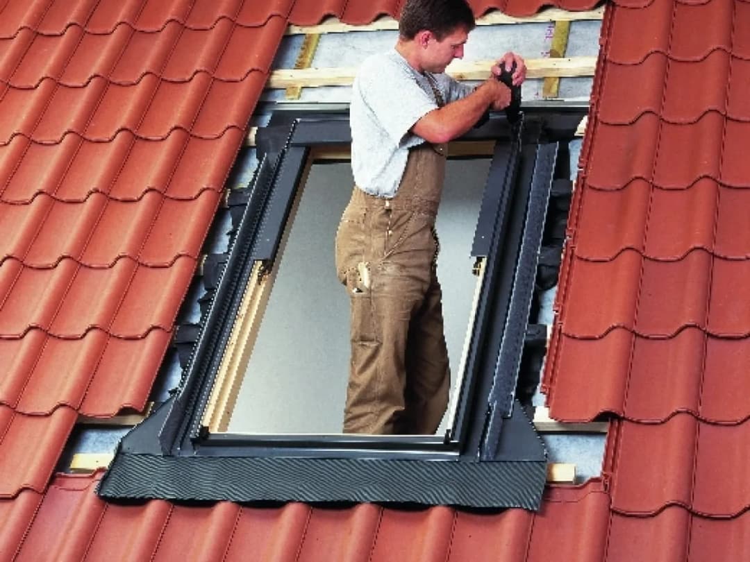 Czy można montować okna przed dachem? Ryzyko i konsekwencje tej decyzji