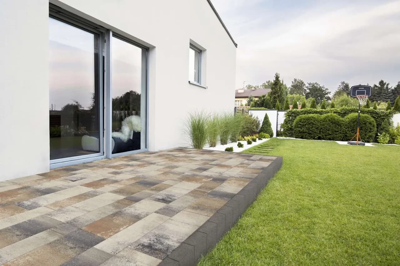 Jak prawidłowo położyć kostkę brukową na betonowym tarasie bez błędów i kosztownych napraw