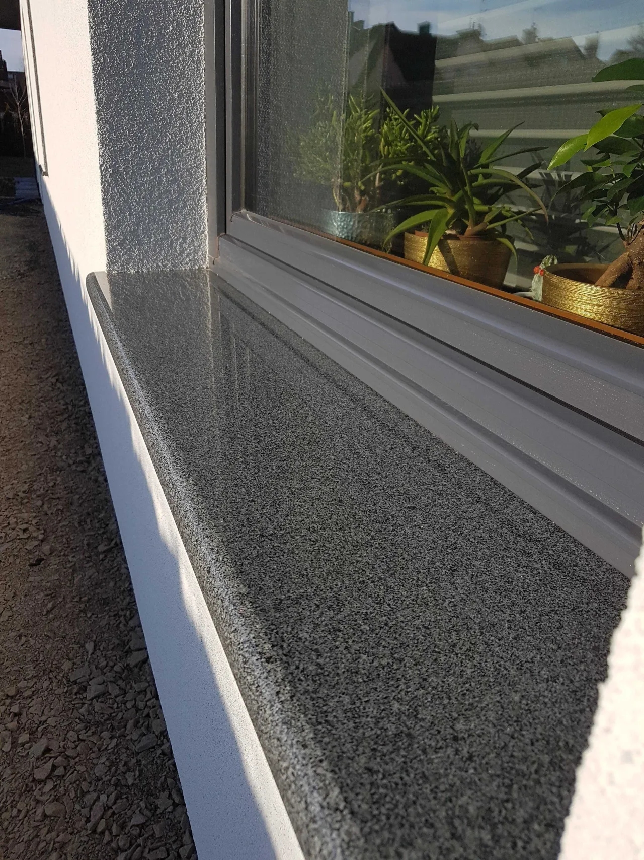 Jakie parapety zewnętrzne wybrać? Porównanie materiałów, trwałości i kosztów