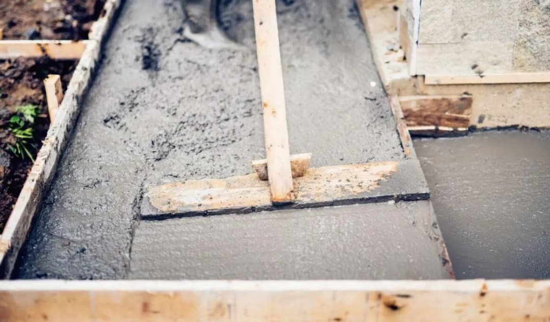 Ile czasu wiąże beton B25 na stropie? Kluczowe czynniki i praktyczne porady