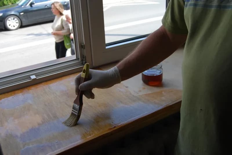 Jak odnowić drewniany parapet – proste kroki, które ochronią go przed zniszczeniem