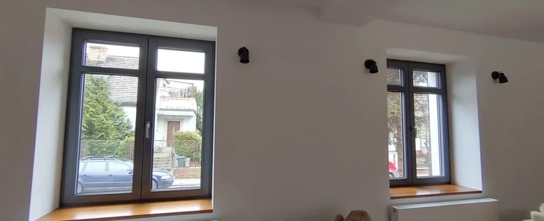 Jak wybrać idealne parapety wewnętrzne do ciemnych okien? Porady i inspiracje