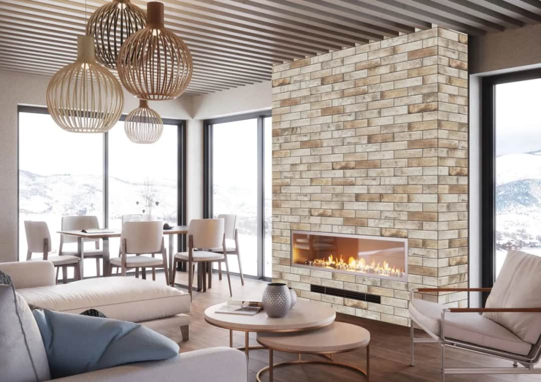 Czym obłożyć komin w salonie? 5 stylowych materiałów na obudowę