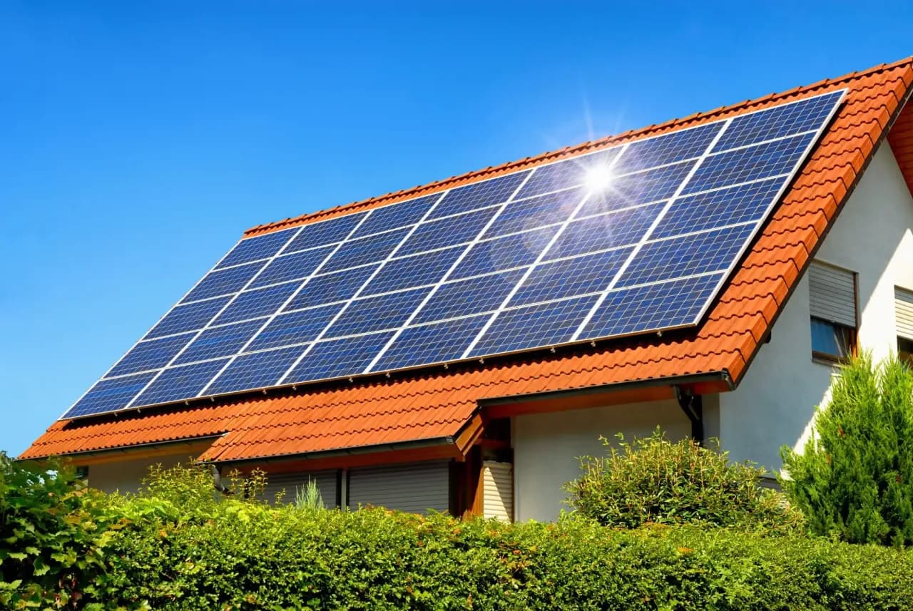 Ile kosztuje fotowoltaika w 2023? Sprawdź ceny paneli słonecznych i montażu instalacji PV