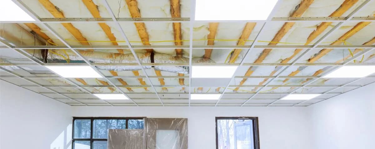 Jak zrobić podwieszany sufit w salonie: 8 kroków do sukcesu