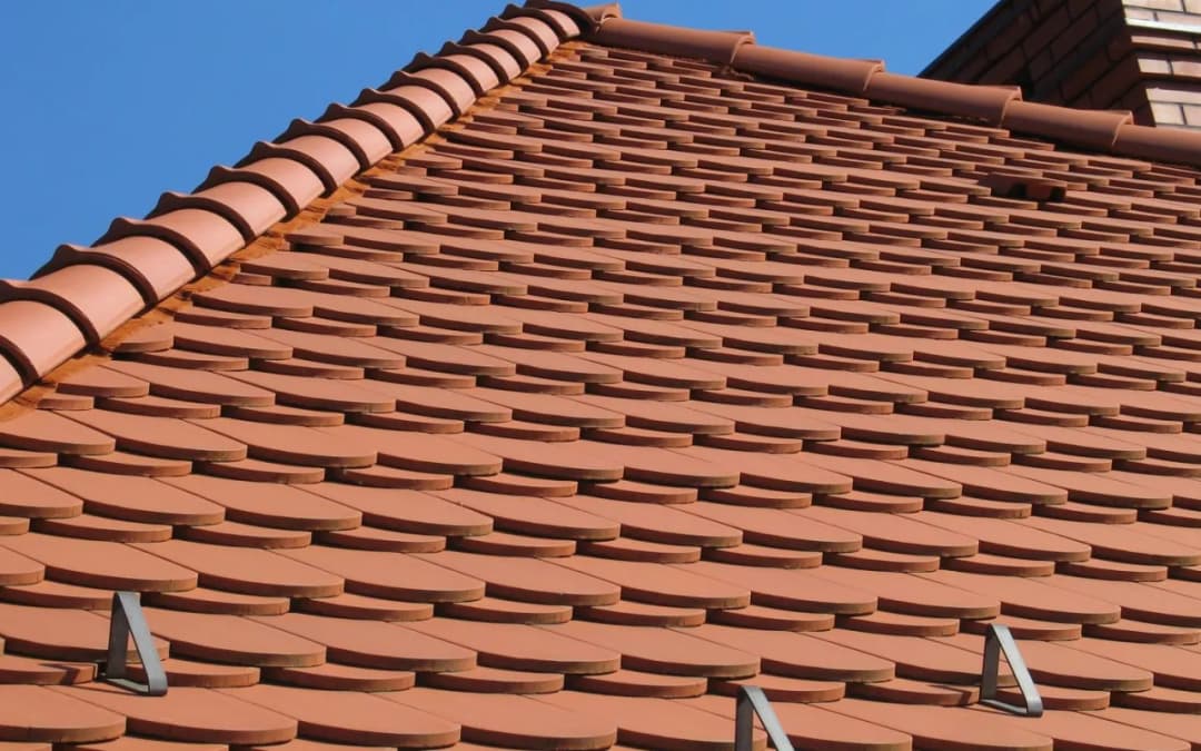 Jak układać dachówkę karpiówkę: kompleksowa instrukcja montażu na dachu