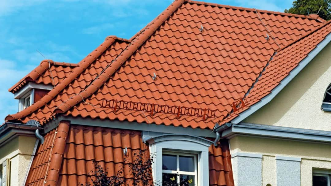 Jaki dach wybrać: blacha czy dachówka - porównanie kosztów i wytrzymałości