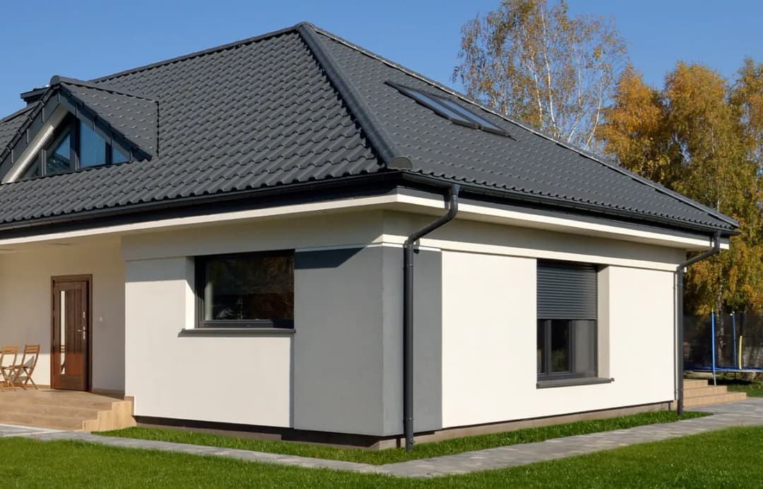 Jakie dachówki najlepiej sprawdzą się na dachu kopertowym - poradnik wyboru