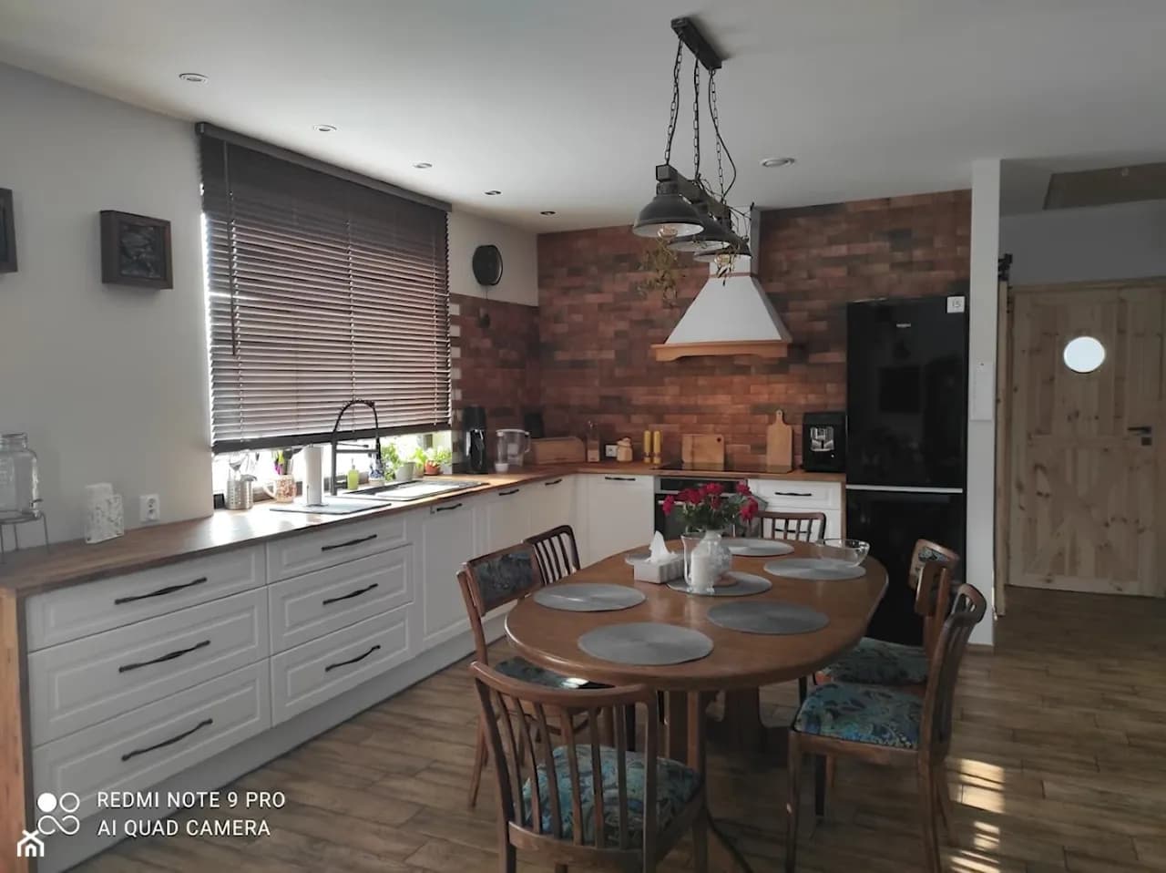 5 skutecznych sposobów jak ukryć rurę od okapu - poradnik dla każdego