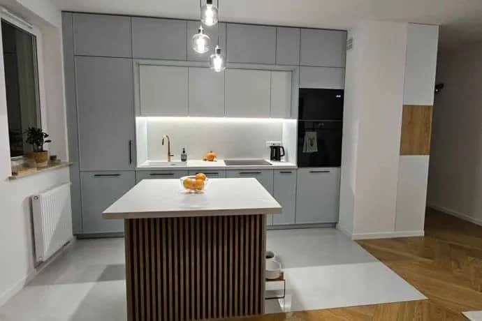 Stół przy wyspie kuchennej - nowoczesne rozwiązanie do małej kuchni