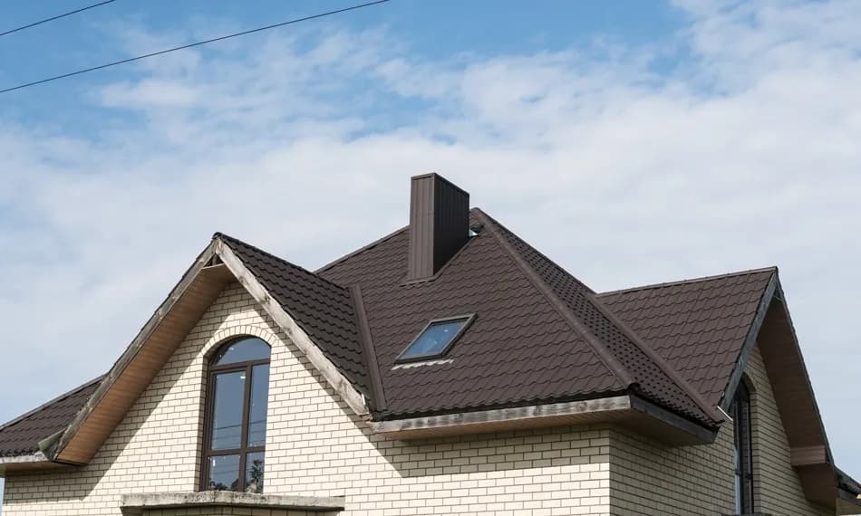 Dach czarny czy antracyt – który wybór jest lepszy dla Twojego domu?