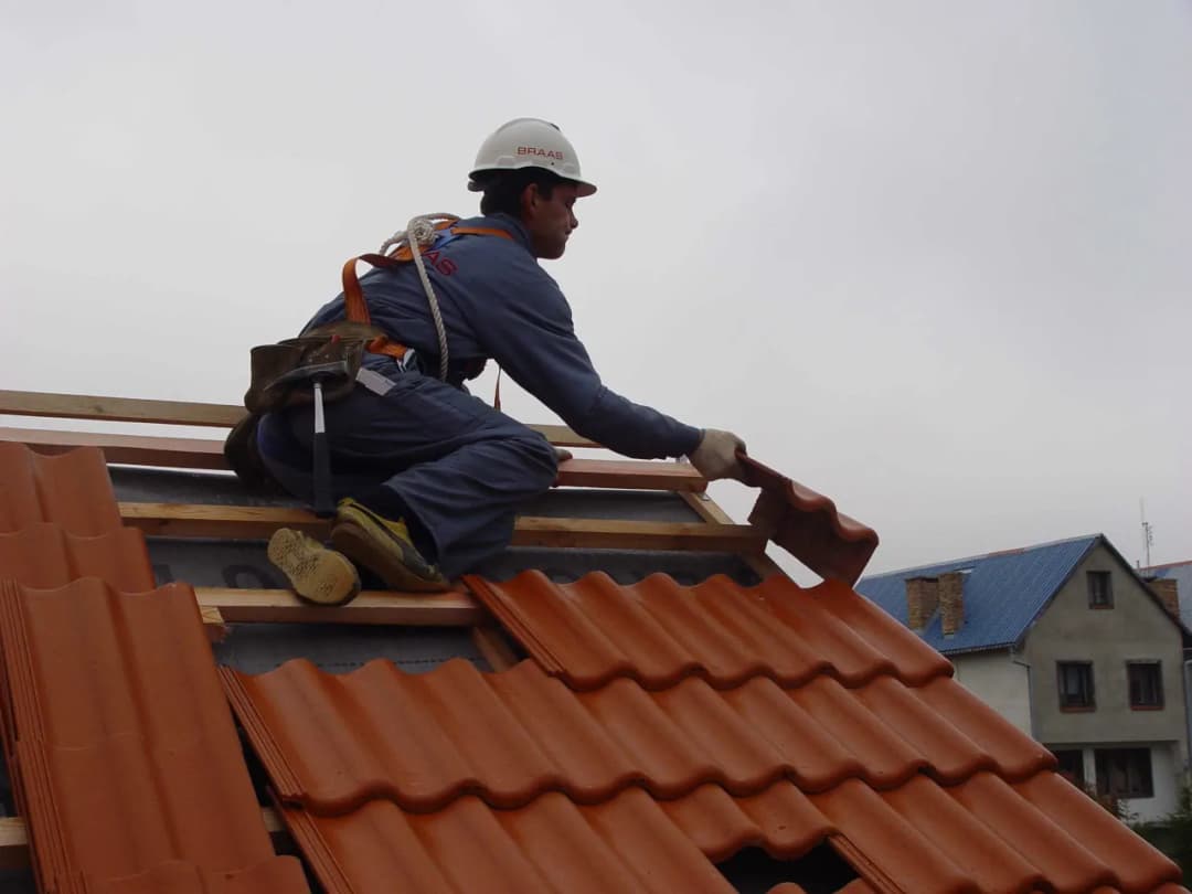 Jak ułożyć dachówkę ceramiczną samodzielnie: kompletna instrukcja montażu