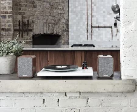 Jak ukryć głośniki w salonie: 7 sprytnych sposobów na estetykę