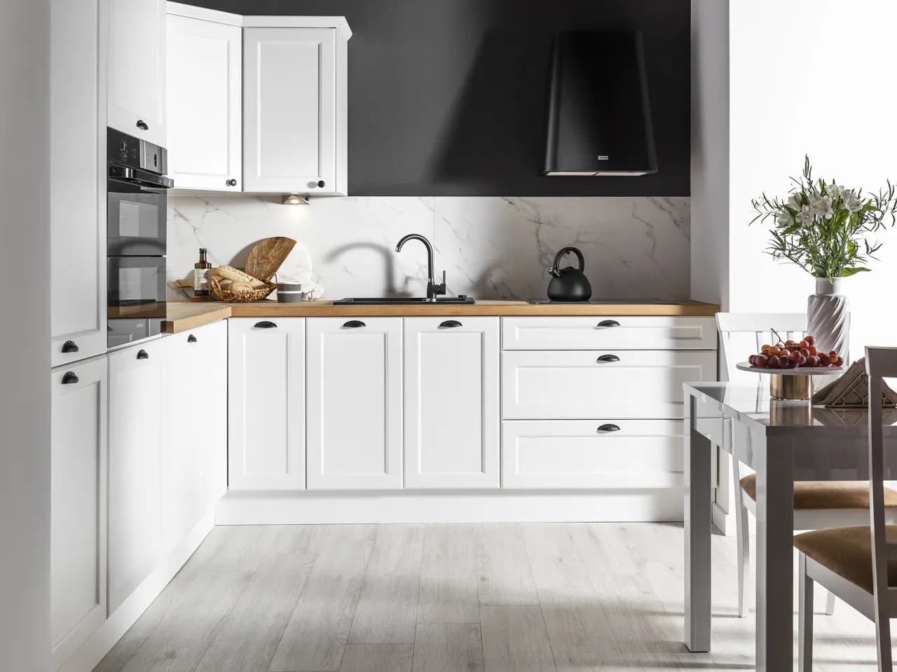 Najlepsza podłoga do kuchni z salonem: 5 trwałych rozwiązań