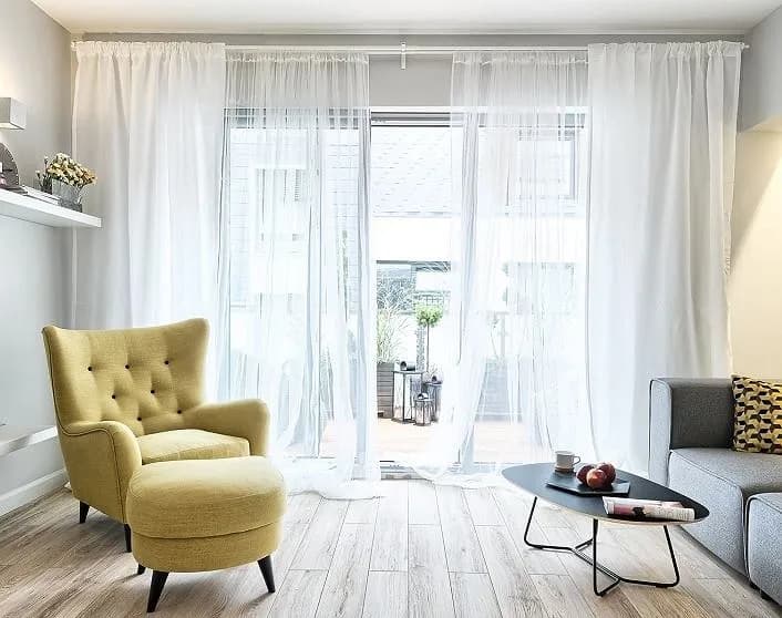 Jakie firanki do salonu? Najlepsze pomysły i porady ekspertów