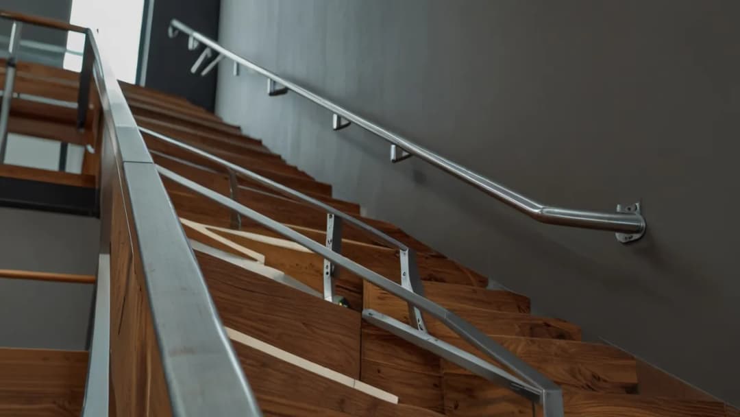 Listwy wykończeniowe do schodów: Opcje i porady montażowe