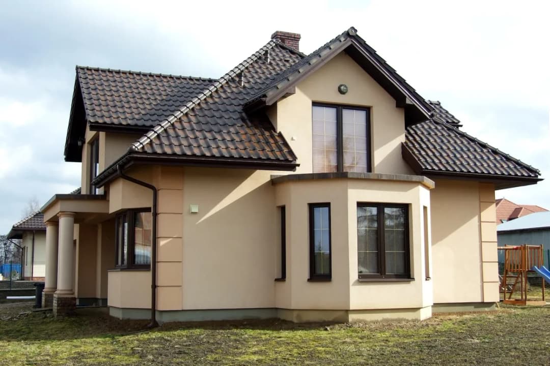 Idealny kolor elewacji do brązowej dachówki: 5 najlepszych propozycji