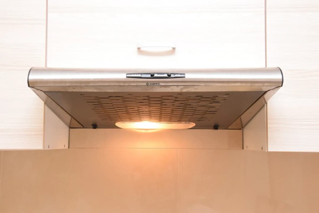 Skuteczne sposoby jak wyciszyć wentylator w okapie: 8 sprawdzonych metod