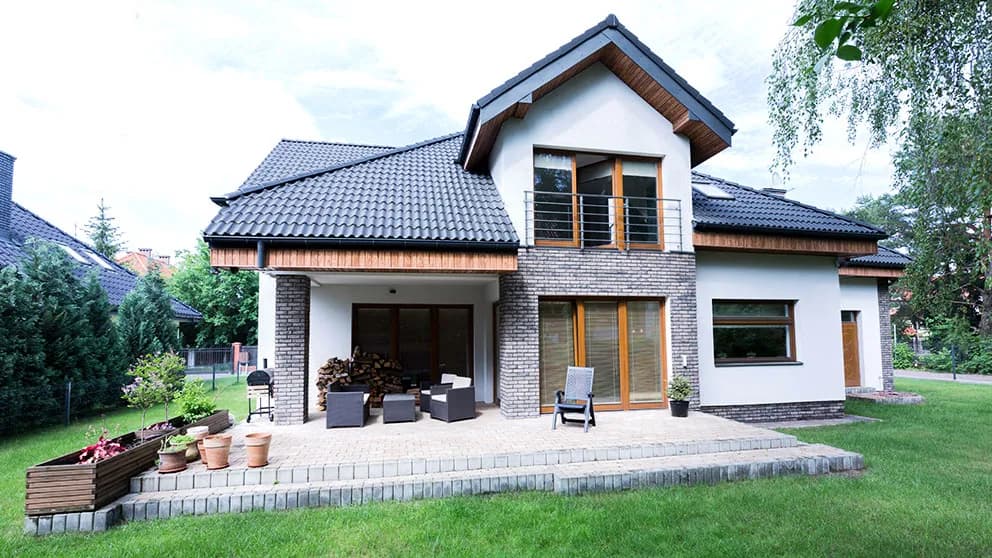 Jakie okna dobrać do czarnej dachówki - porady stylistów i architektów