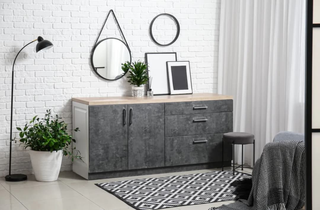 Najlepsze ozdoby na komodę w salonie - 10 inspirujących pomysłów