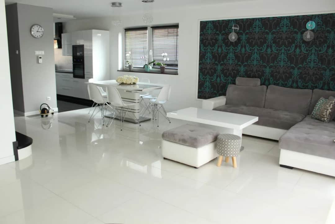 Płytki czy panele w salonie? Porównanie zalet i wad obu rozwiązań