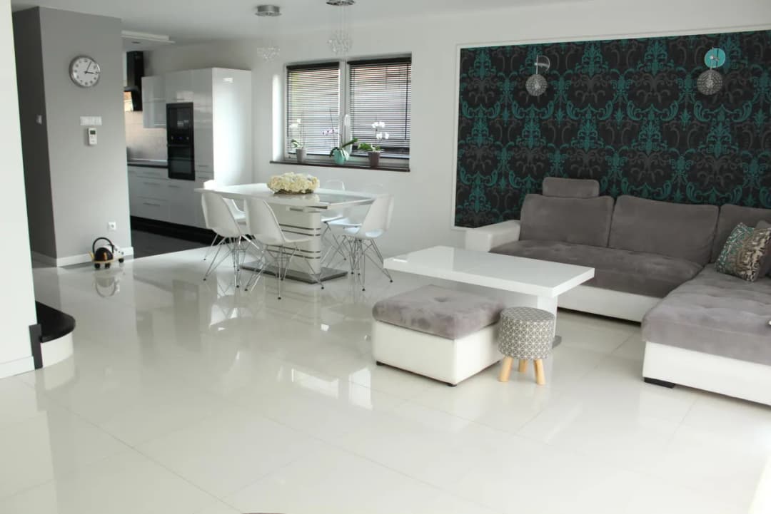 Płytki czy panele w salonie? Porównanie zalet i wad obu rozwiązań