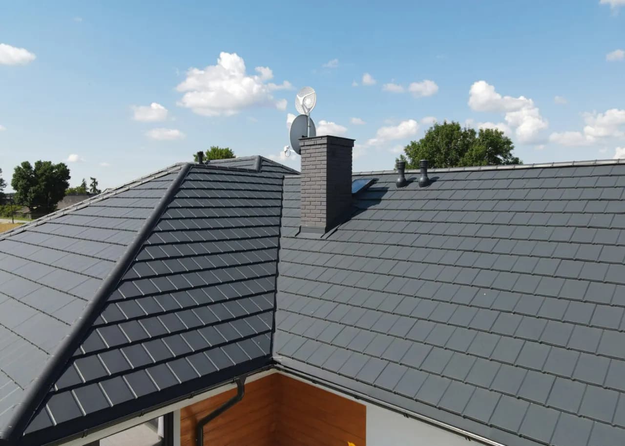 Blachodachówka Novatik grafit - jak bardzo przypomina dachówkę płaską